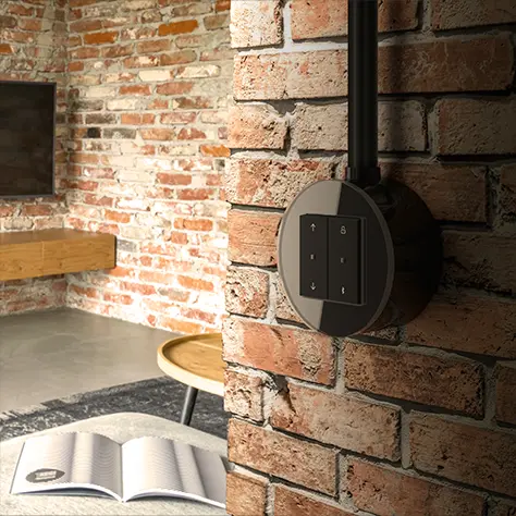 Close-up van een witte bedieningsschakelaar op een bakstenen muur in een kamer met open boek en houten meubels.