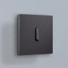 Zwarte lichtschakelaar met schakelaarhendel gemonteerd op een lichtgrijze muur.