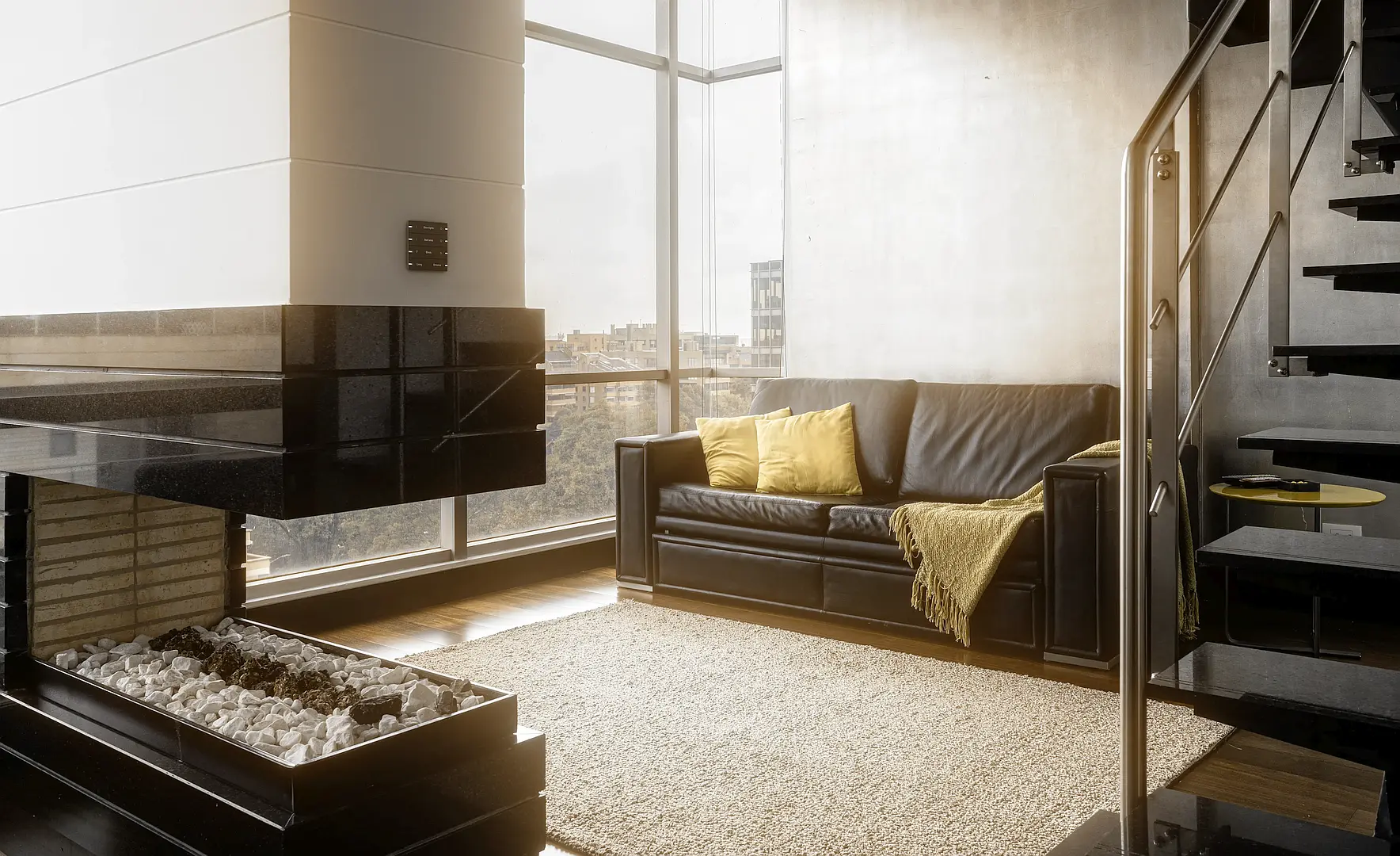 modieus industrial interieur met glazen KNX schakelaar