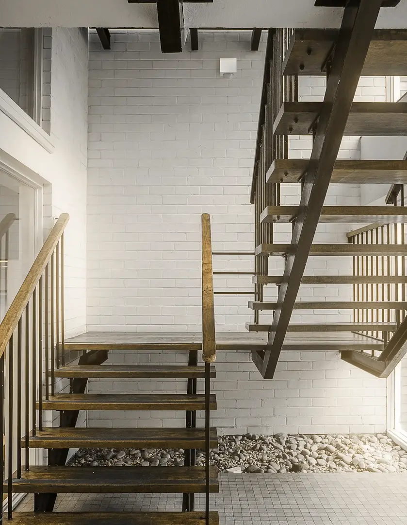 Jaren 50 industrieel trappenhuis met design bewegingsdetector