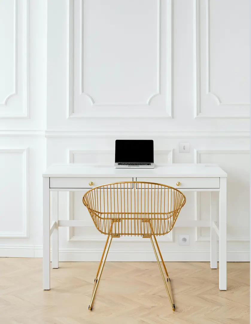 Klassiek met witte lambrisering en schakelaars van wit gespoten staal. 