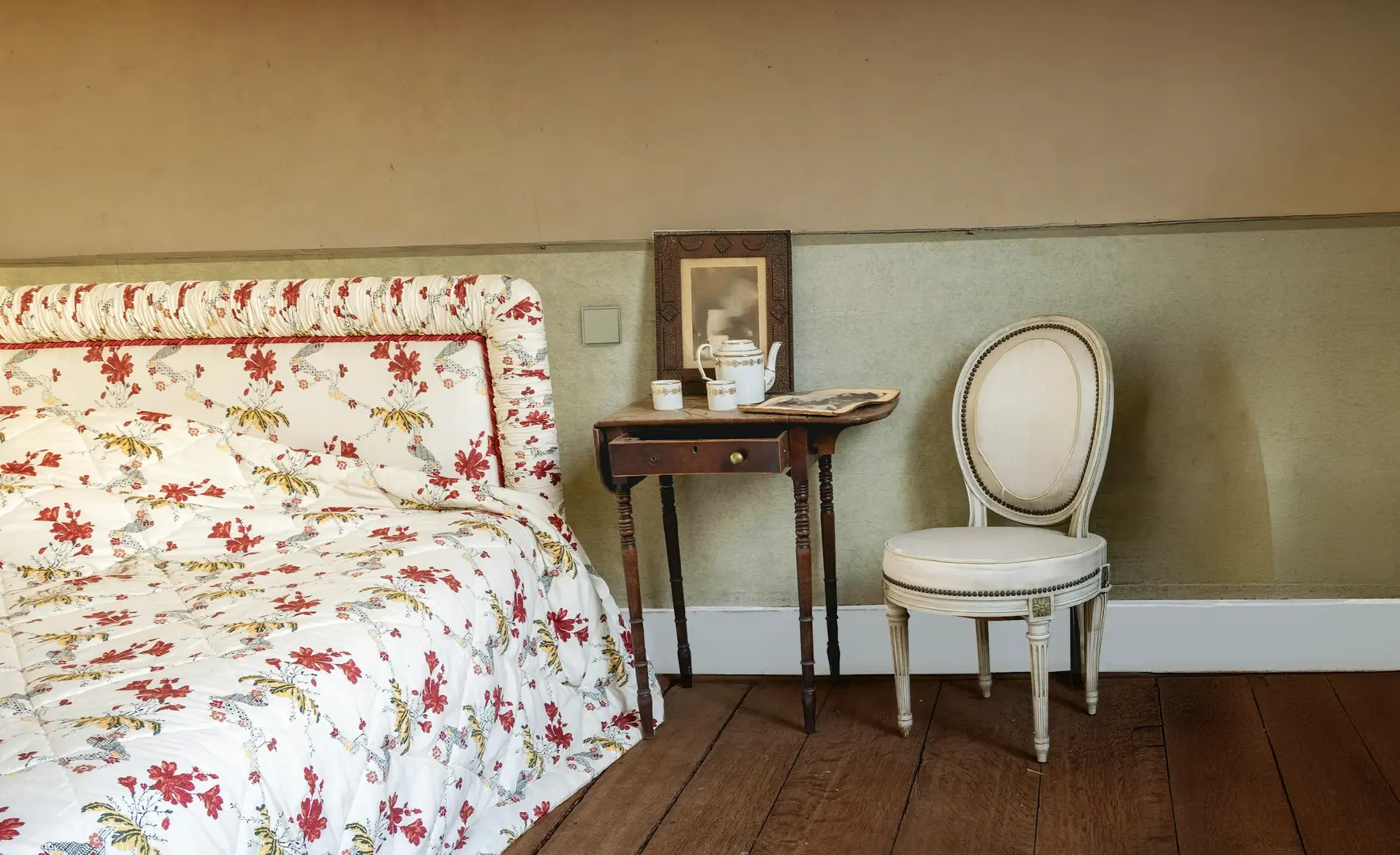 Landelijk cottage interieur met romatische kleuren en schakelaar in passende kleur