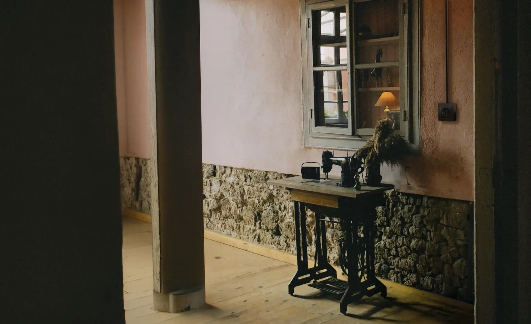 Verstilde romantiek met oude naaimachine en minimalistische opbouw schakelaar