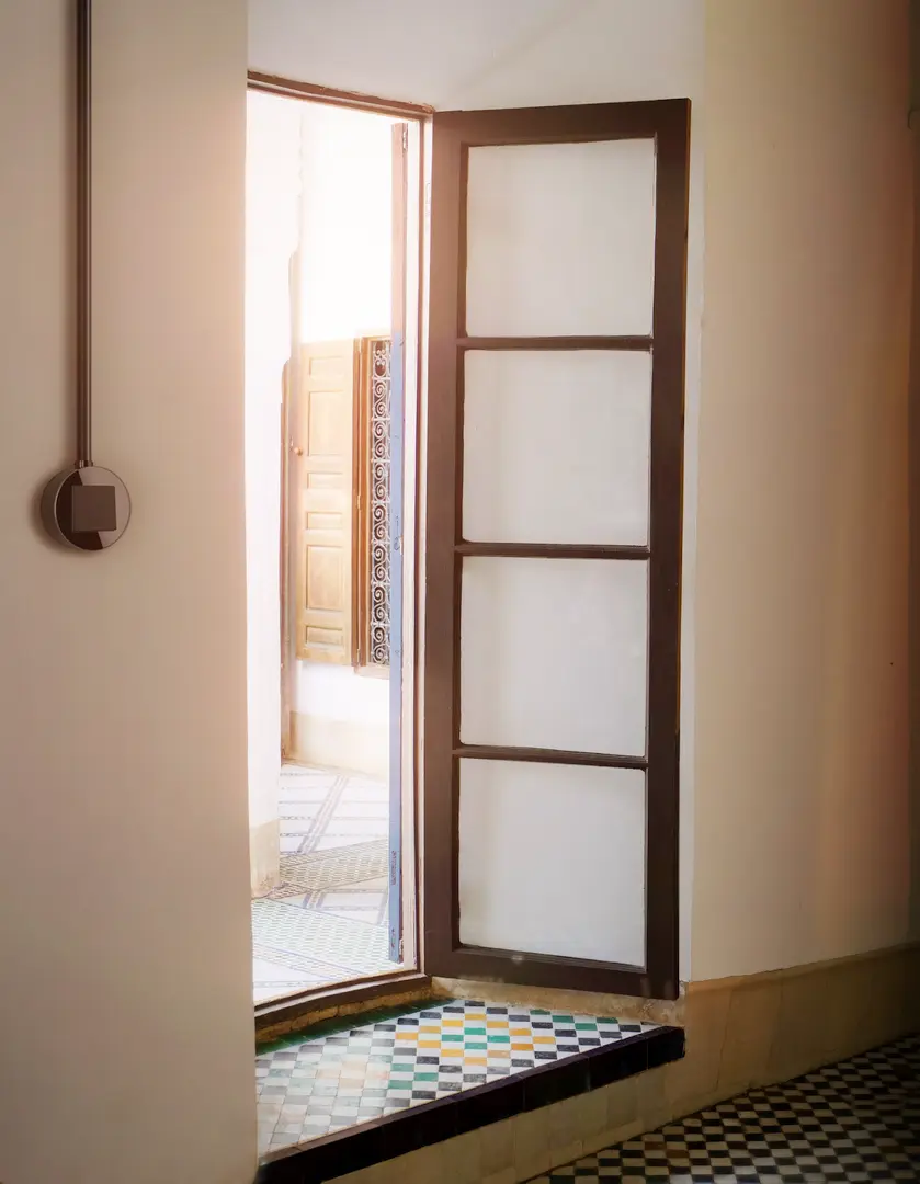 Zonnig doorkijkje met design opbouw schakelaar