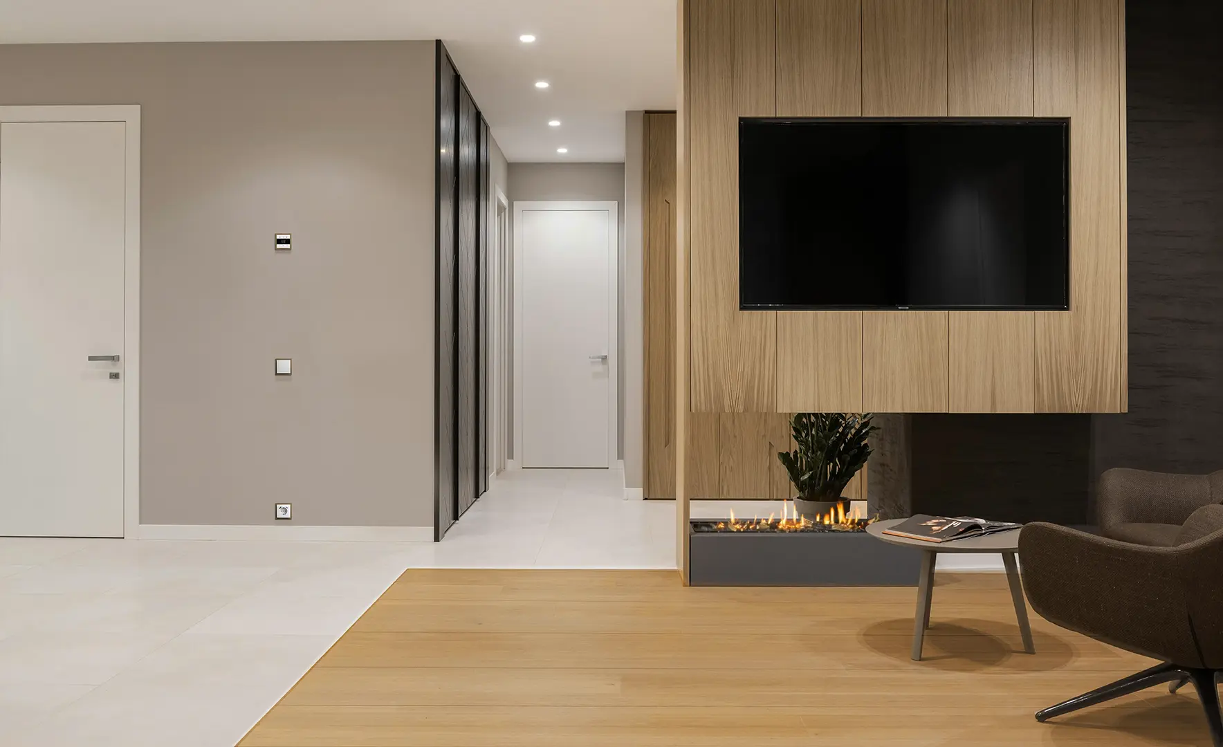 Strak interieur met houten details en houten schakelaars.