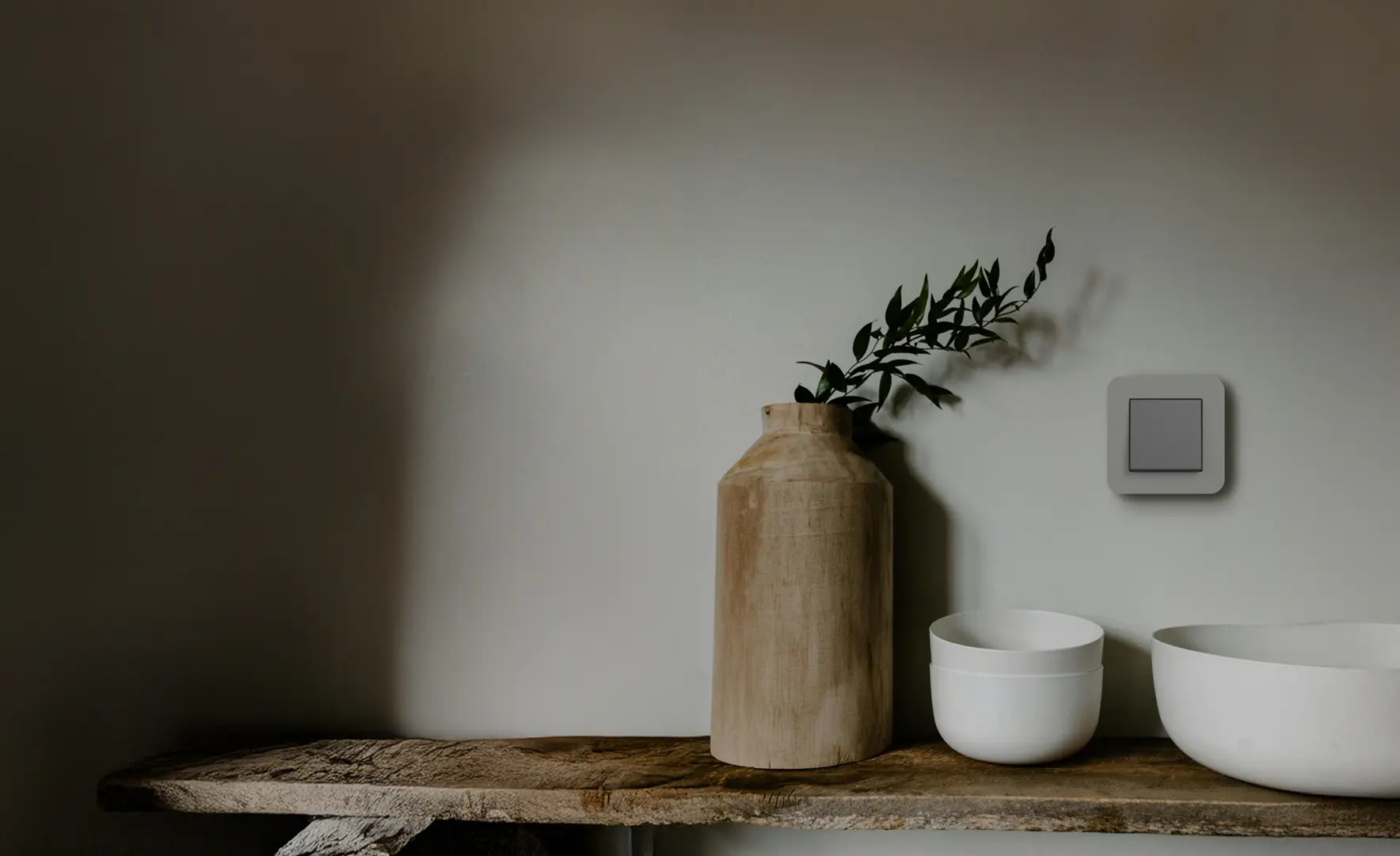 Wabi-sabi detail van een keuken met schakelaar van linoleum