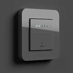 Een Gira touch dimmer in glanzend donkergrijs op een donkergrijze wand
