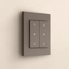 Donkergrijze debbele KNX schakelaar op een witte wand
