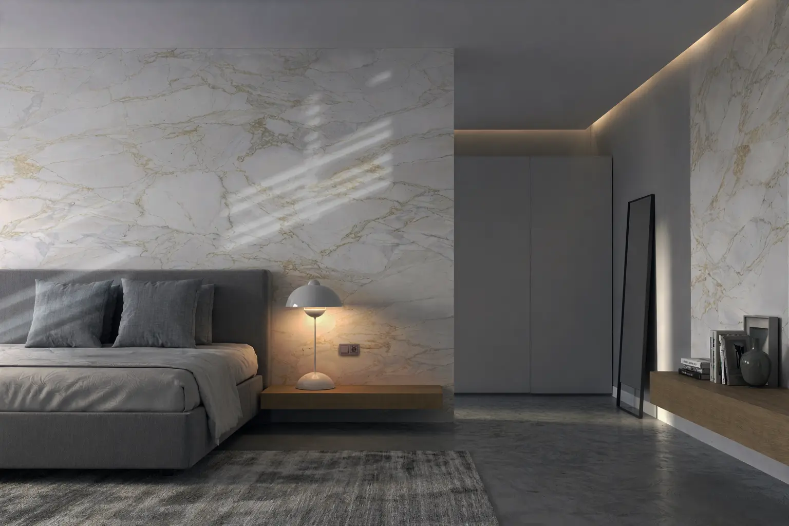 Rustige slaapkamer in grijstinten met eiken wandplank, groot steenlook wandvlak en grijs schakelmateriaal naast het bed.