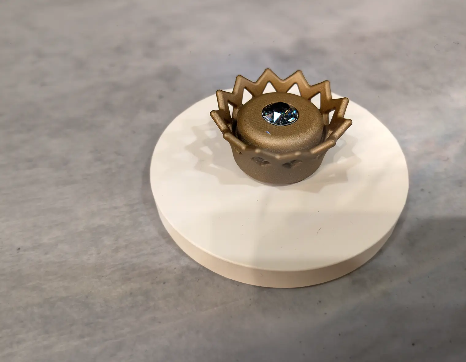Een Hager-Berker Manufaktur unikaat dimmer met een gouden kroontje als draaiknop waarin een Swarovski kristal is verwerkt
