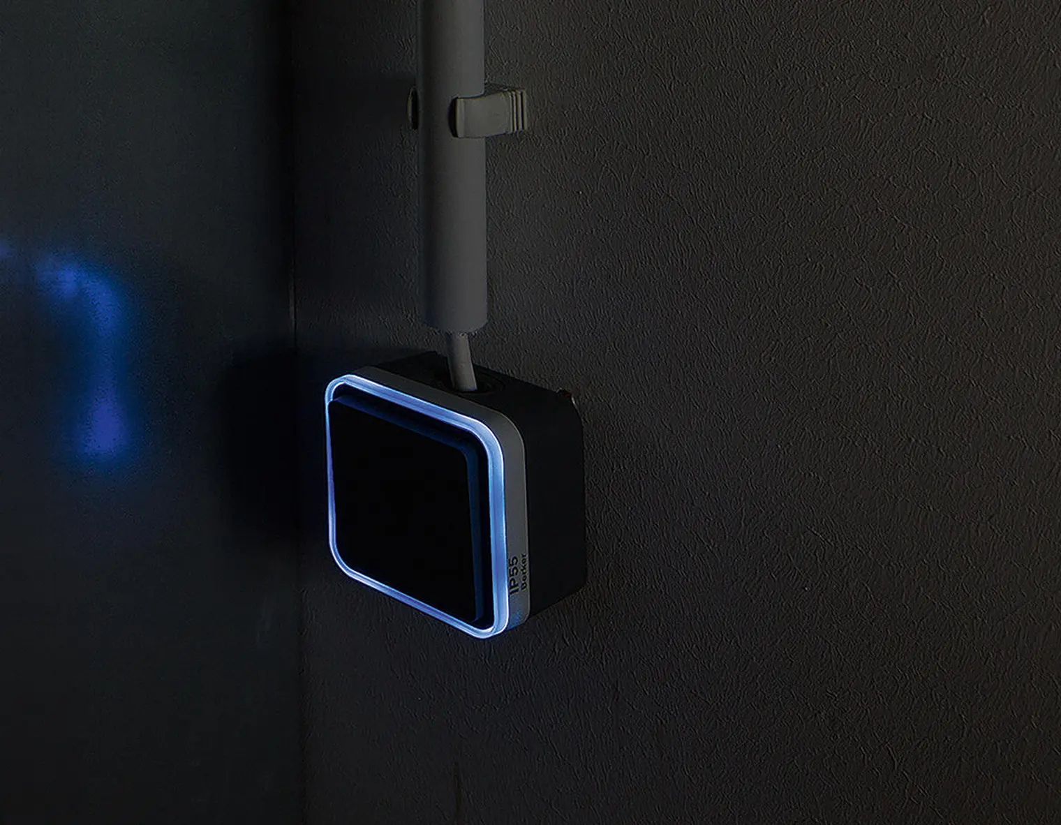 Hager-Berker W1 waterdichte opbouwschakelaar met blauw halo-licht in een heel donkere omgeving