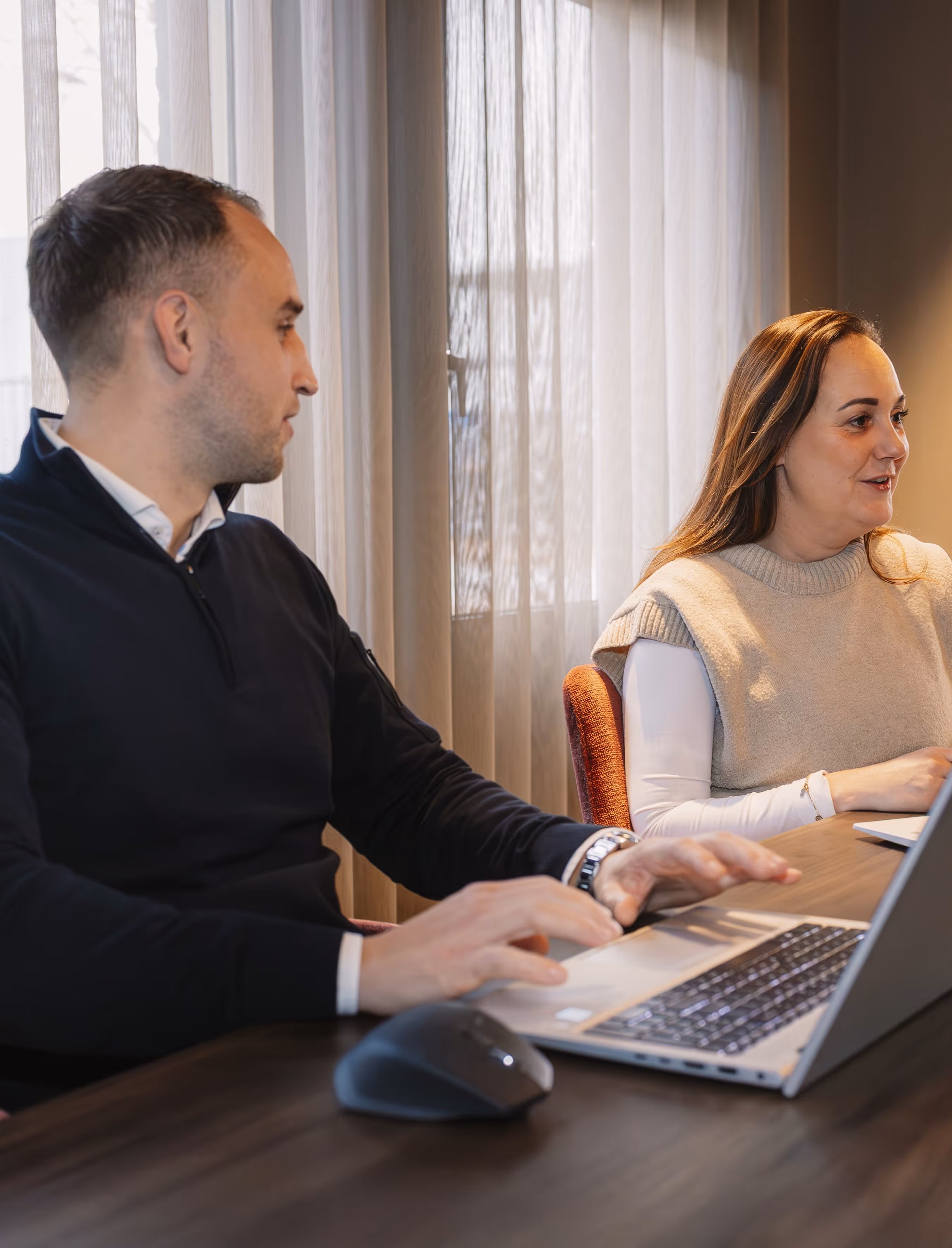 Afbeelding van een financieel analist die gegevens analyseert