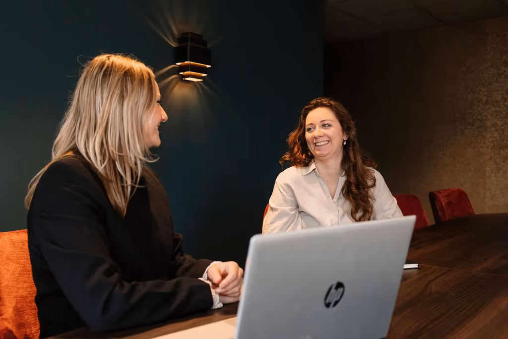 Werkgeluk en prestaties: Investeren in werkgeluk binnen het familiebedrijf is geen luxe, maar een slimme zet.|Werkgeluk en prestaties: Investeren in werkgeluk binnen het familiebedrijf is geen luxe, maar een slimme zet.