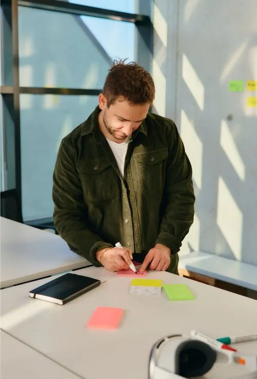 Coach schreibt Notizen