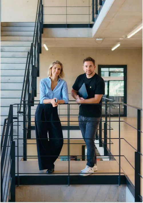 Coaches stehen im Treppenaufgang