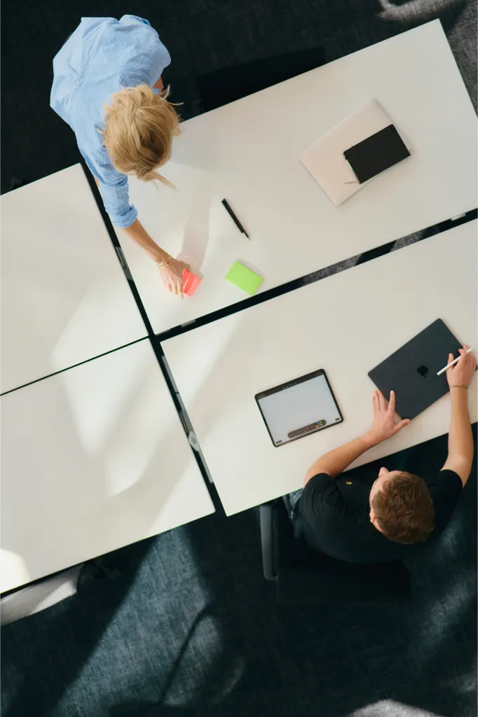 Coaches arbeiten am Schreibtisch