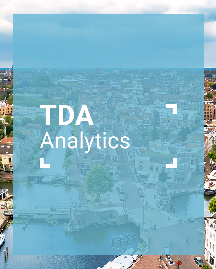 Luchtfoto van een stad met grachten en bruggen, met een blauw transparant vierkant in het midden waarin 'TDA Analytics' staat.