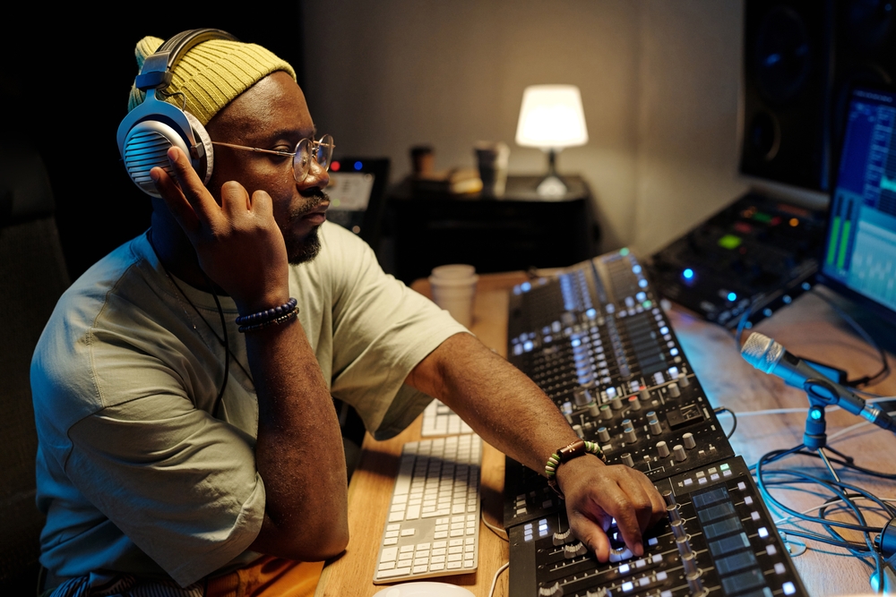 Learning with DJ and music production classes