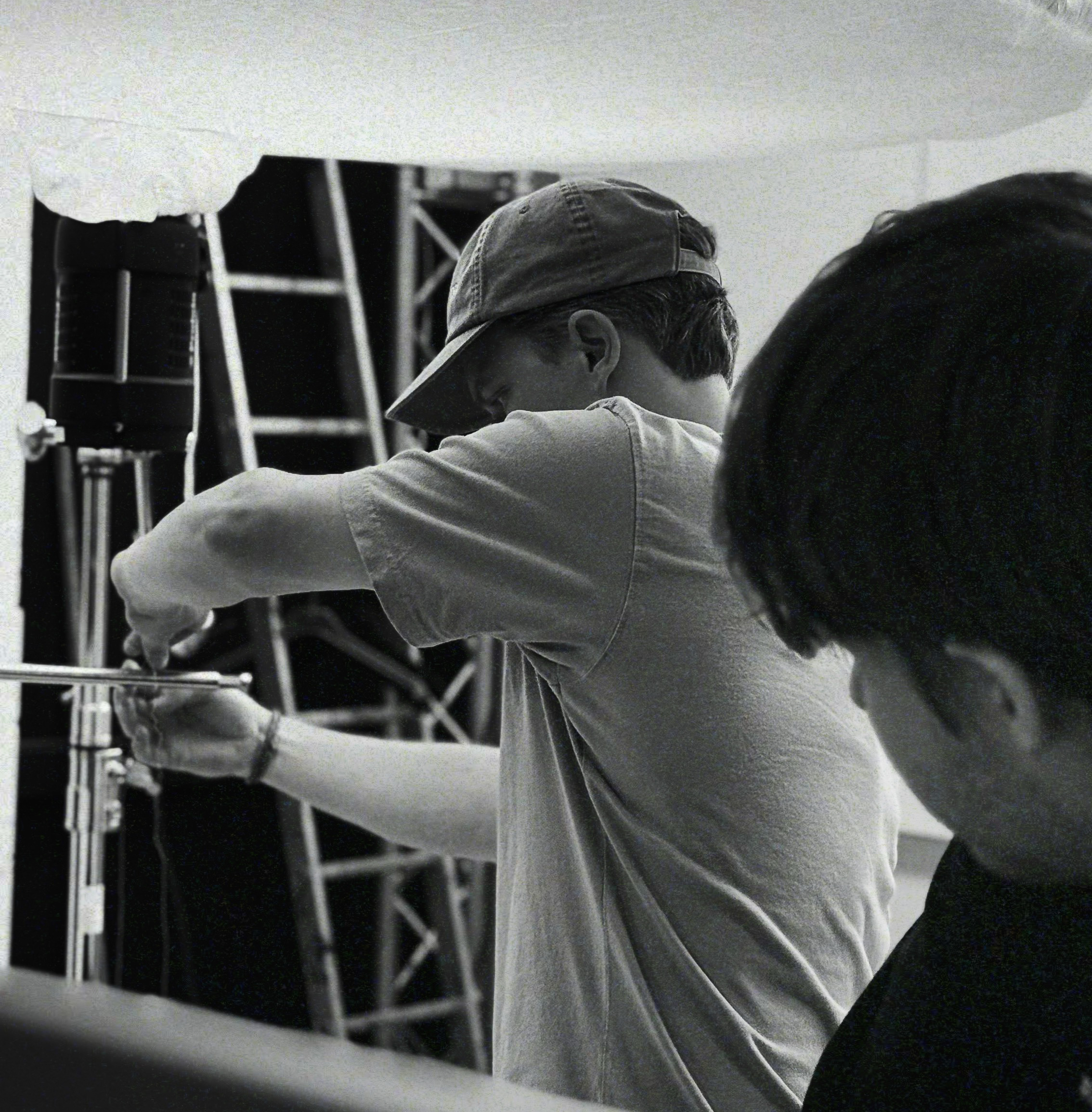 Fotograf fra Orkestra rigger lyssetting for konseptuelt produktfoto i studio.
