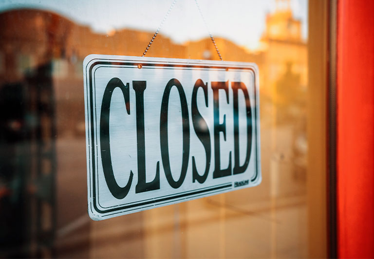A shop sign saying "Closed"