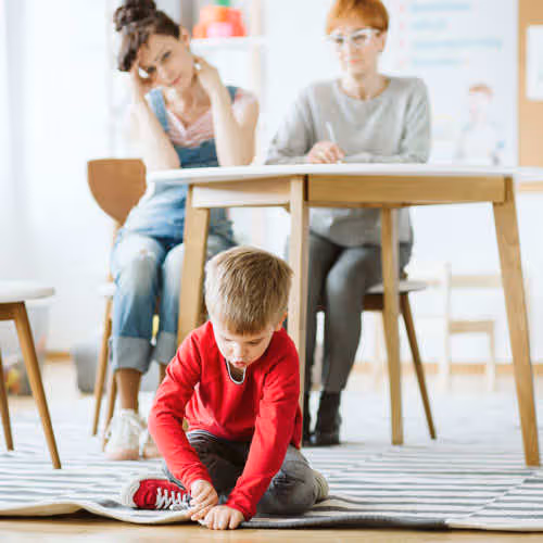 parent and therapist observing child