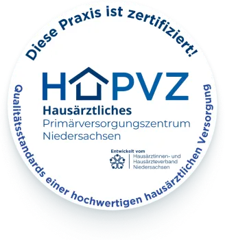Zertifizierungslogo des Hausärztlichen Primärversorgungszentrums Niedersachsen mit dem Hinweis auf Qualitätsstandards hochqualitativer hausärztlicher Versorgung.