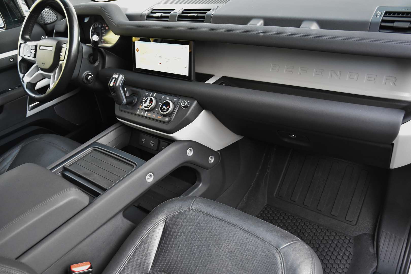 Land Rover Defender - 13