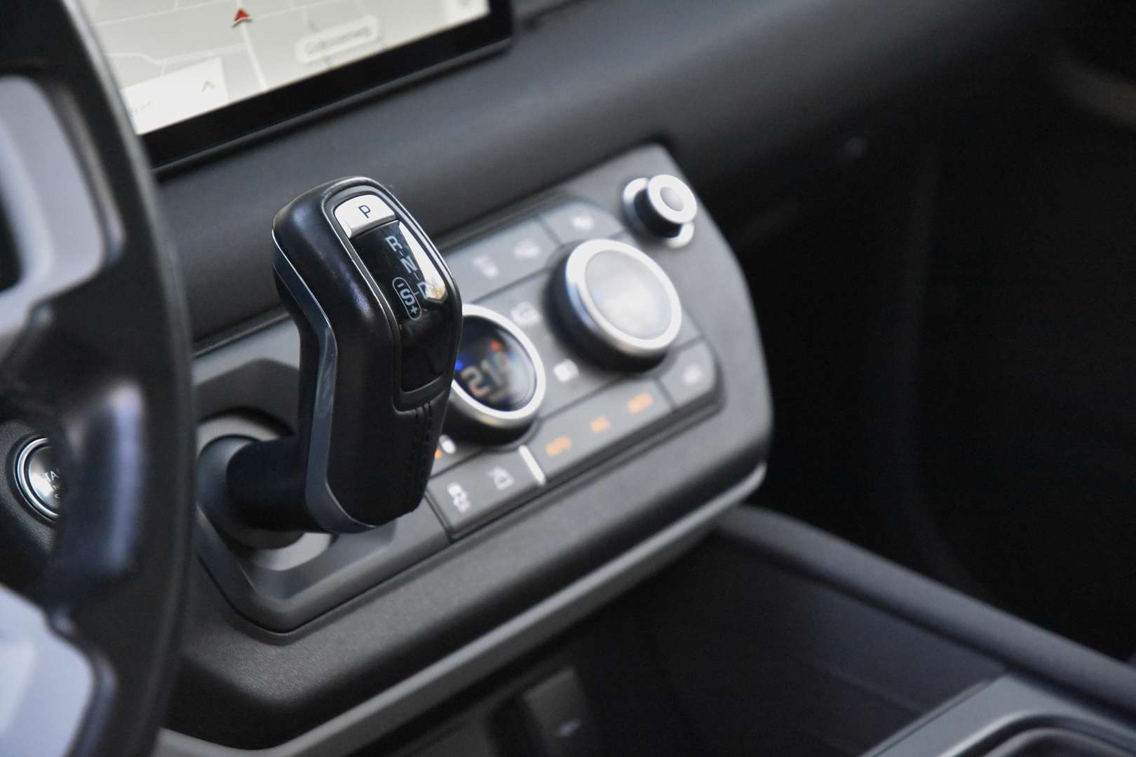 Land Rover Defender - 21