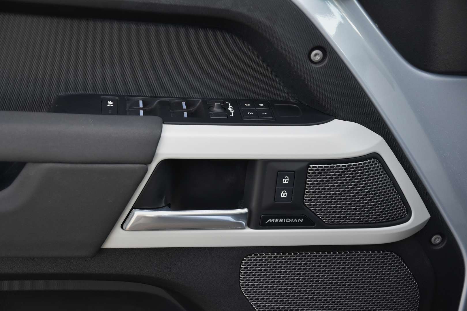 Land Rover Defender - 22