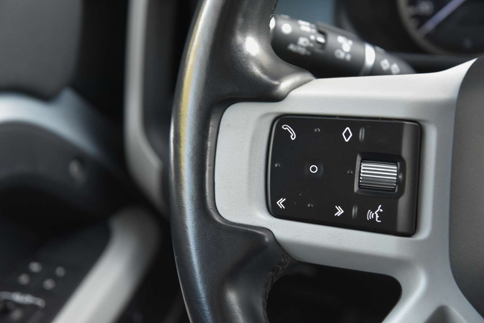Land Rover Defender - 26