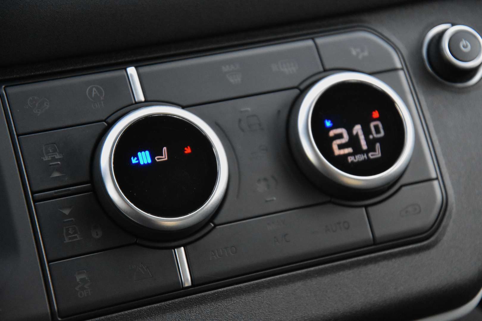 Land Rover Defender - 29