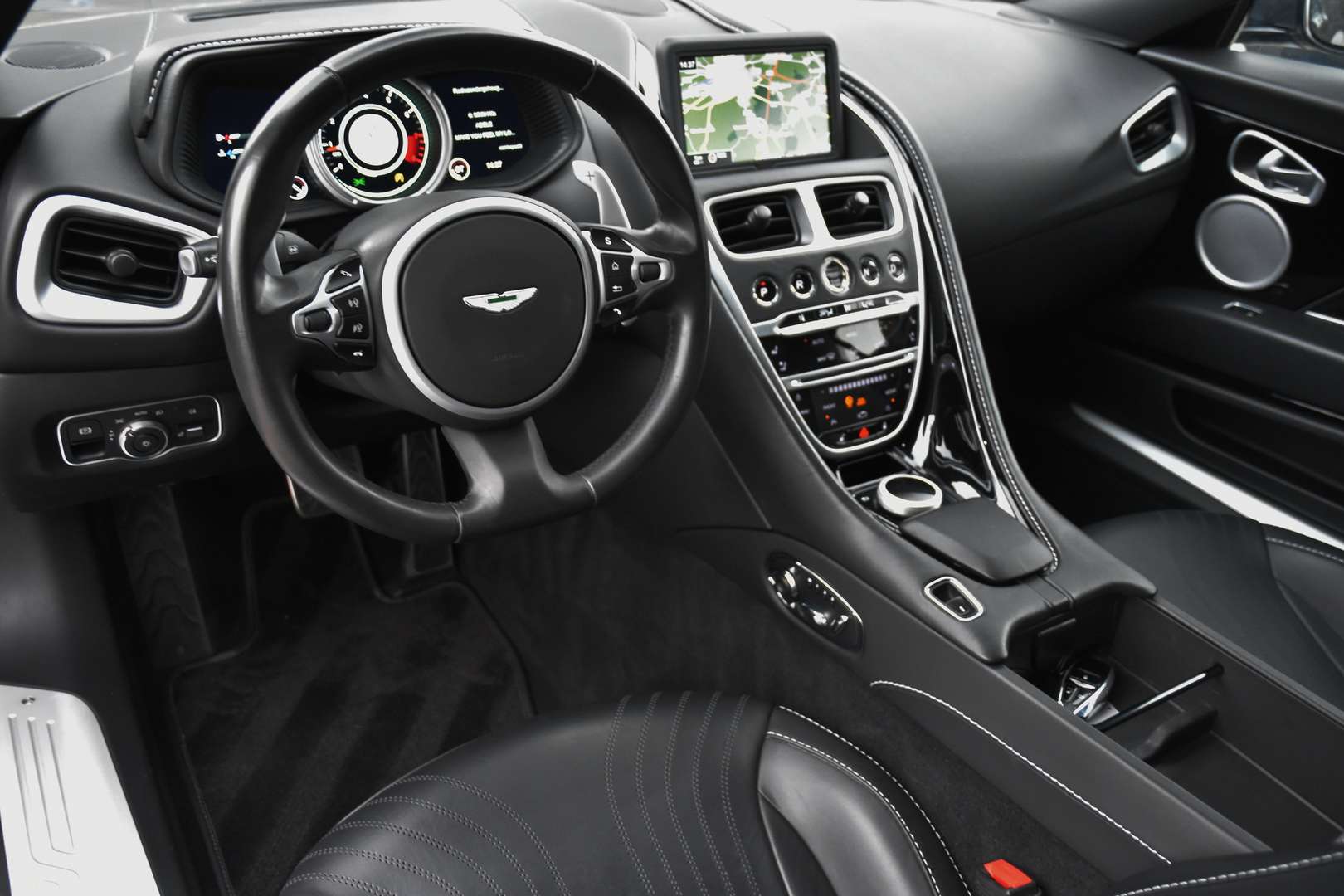 Aston Martin DB11 - 4