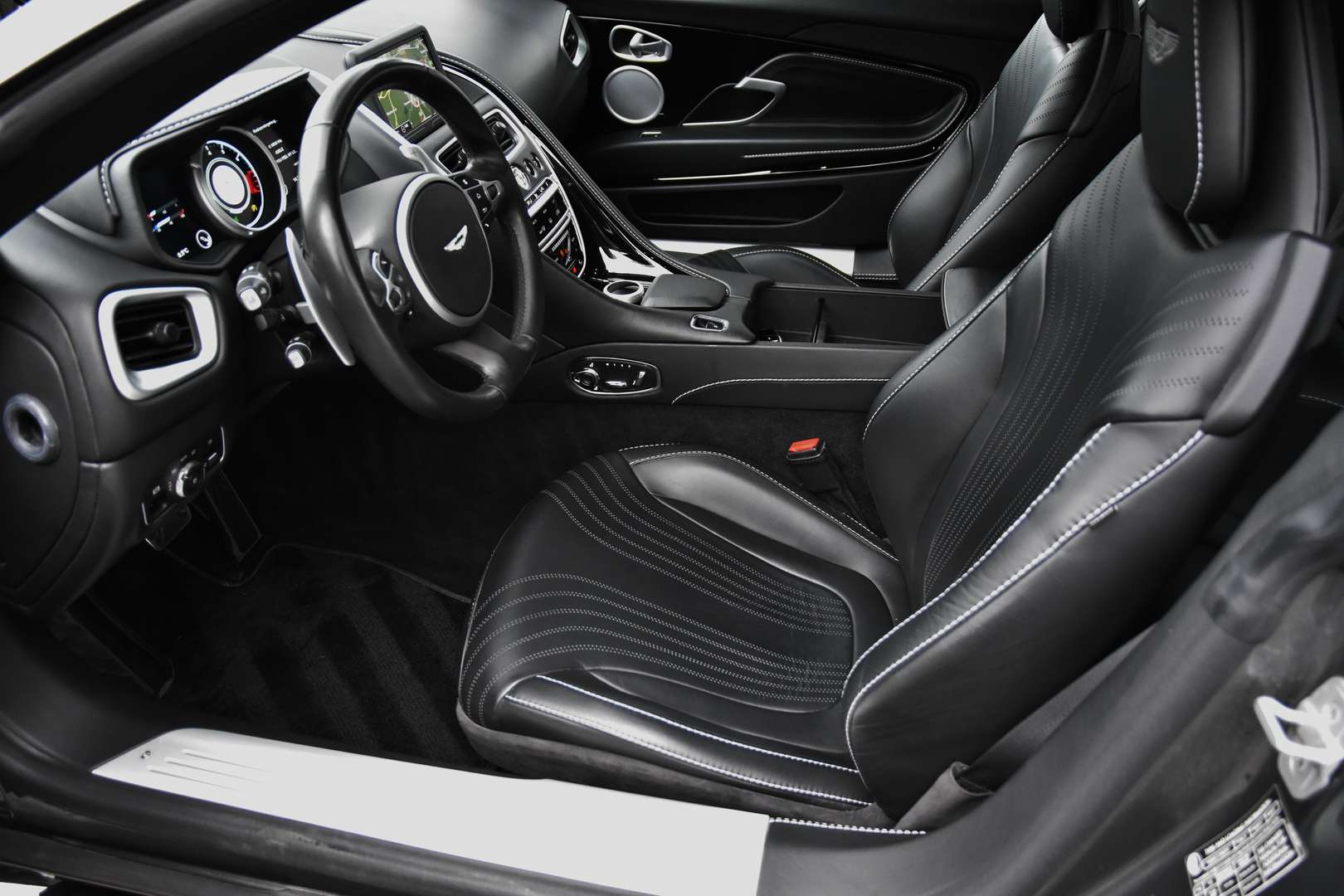 Aston Martin DB11 - 5