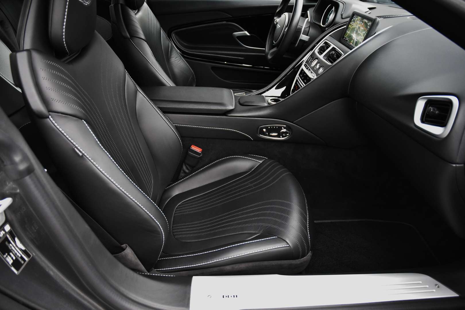Aston Martin DB11 - 14