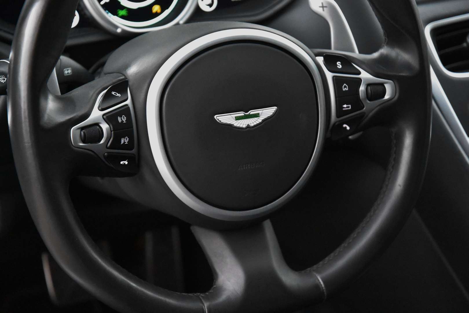 Aston Martin DB11 - 11