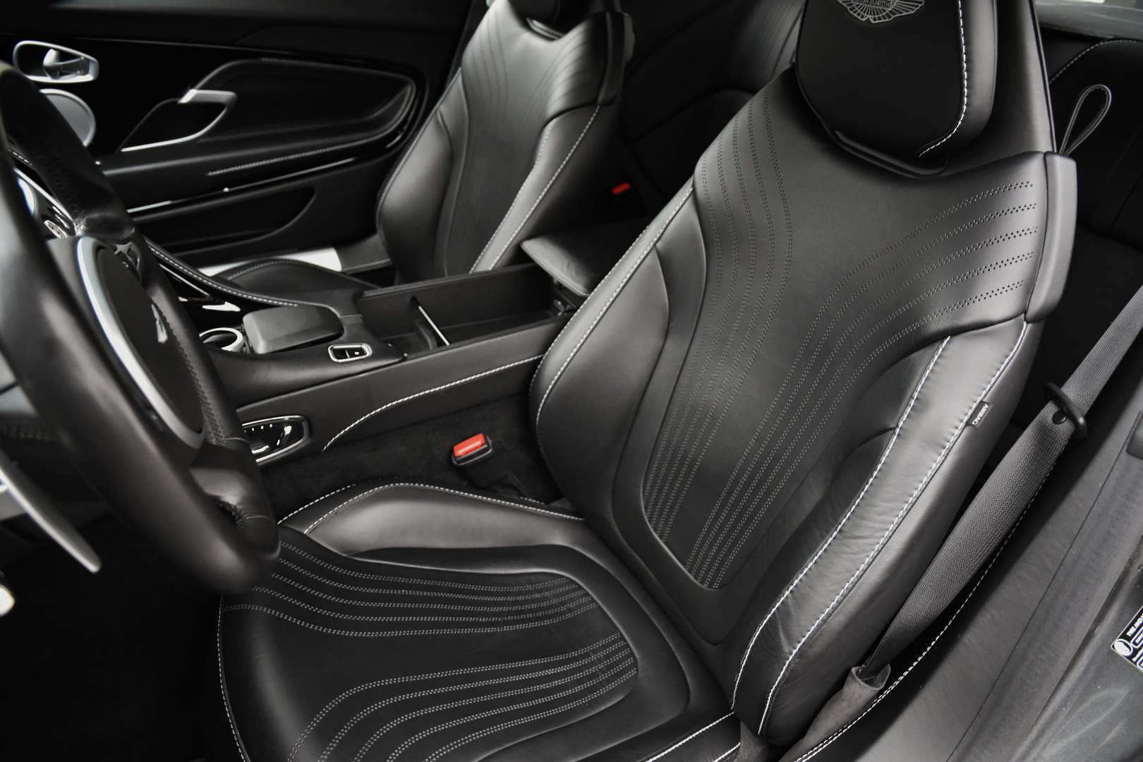 Aston Martin DB11 - 26