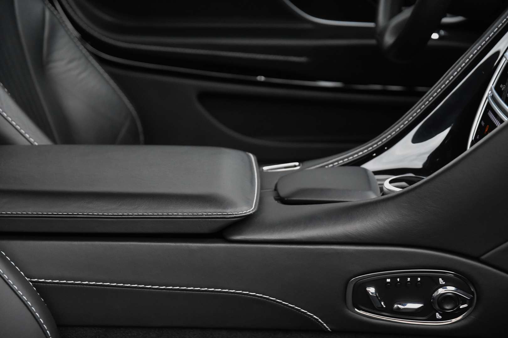 Aston Martin DB11 - 28