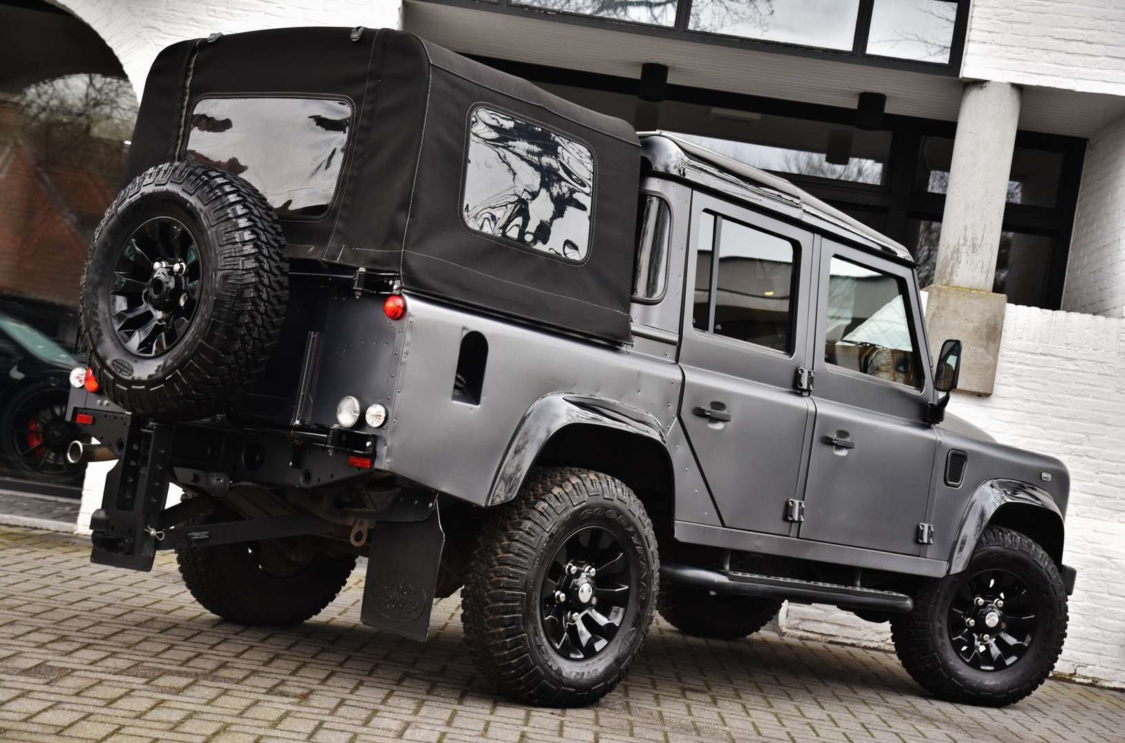 Land Rover Defender 110 - 8