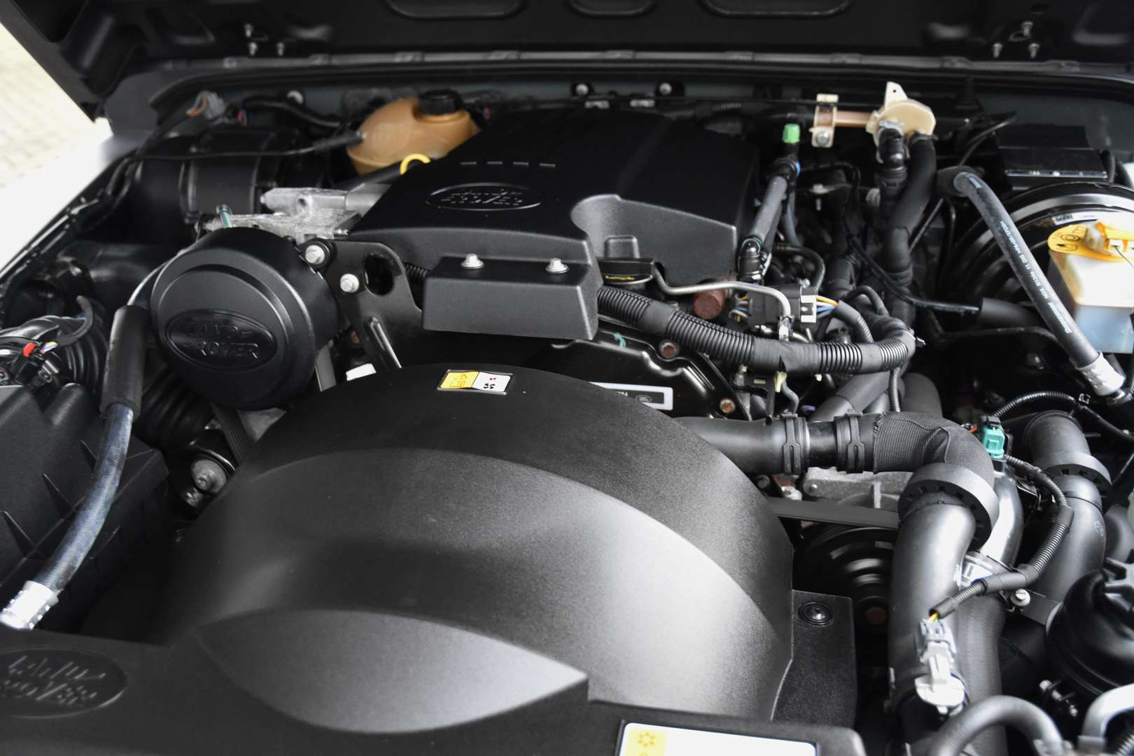 Land Rover Defender 110 - 6