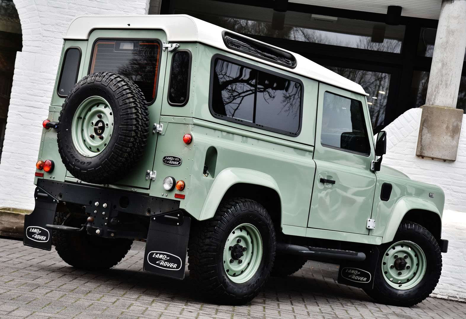 Land Rover Defender 90 - 8