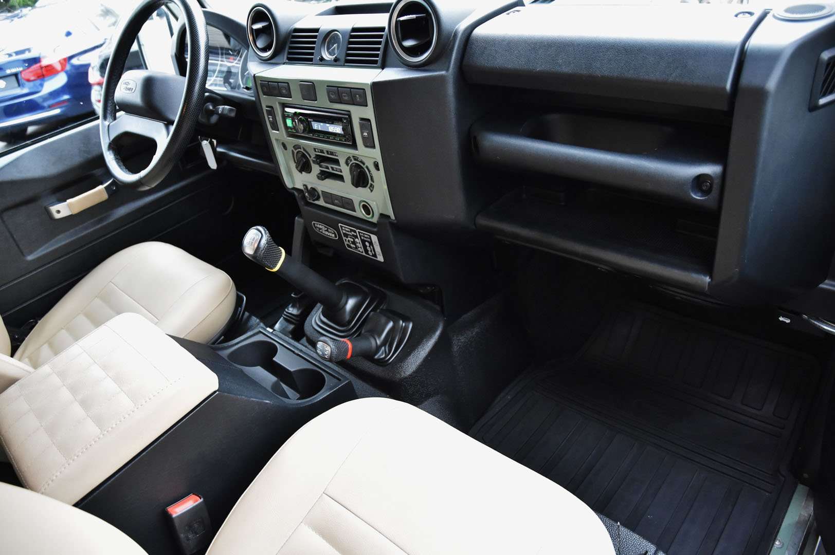 Land Rover Defender 90 - 13