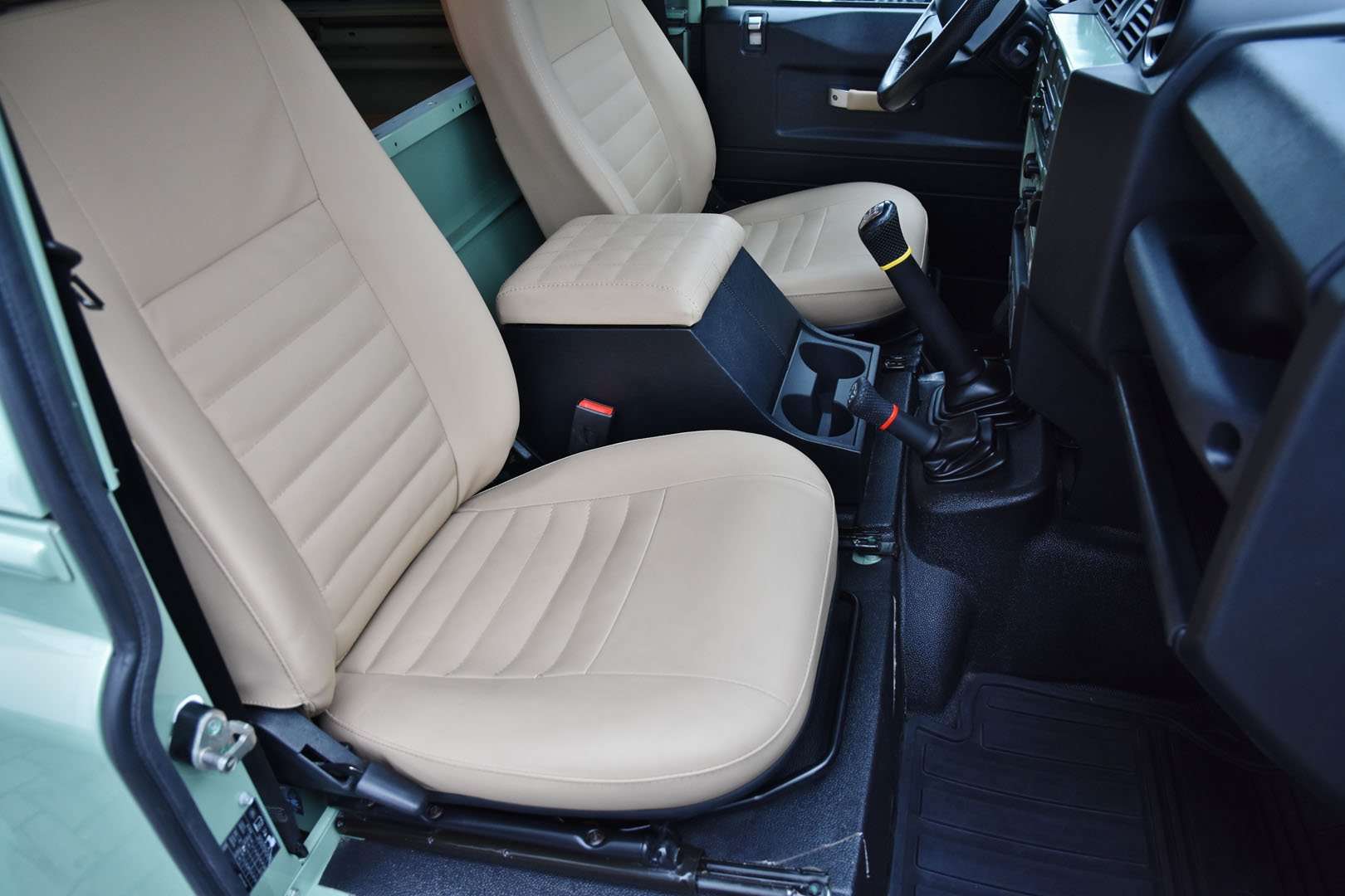 Land Rover Defender 90 - 14