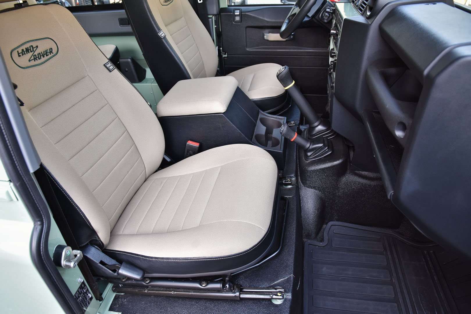 Land Rover Defender 90 - 14