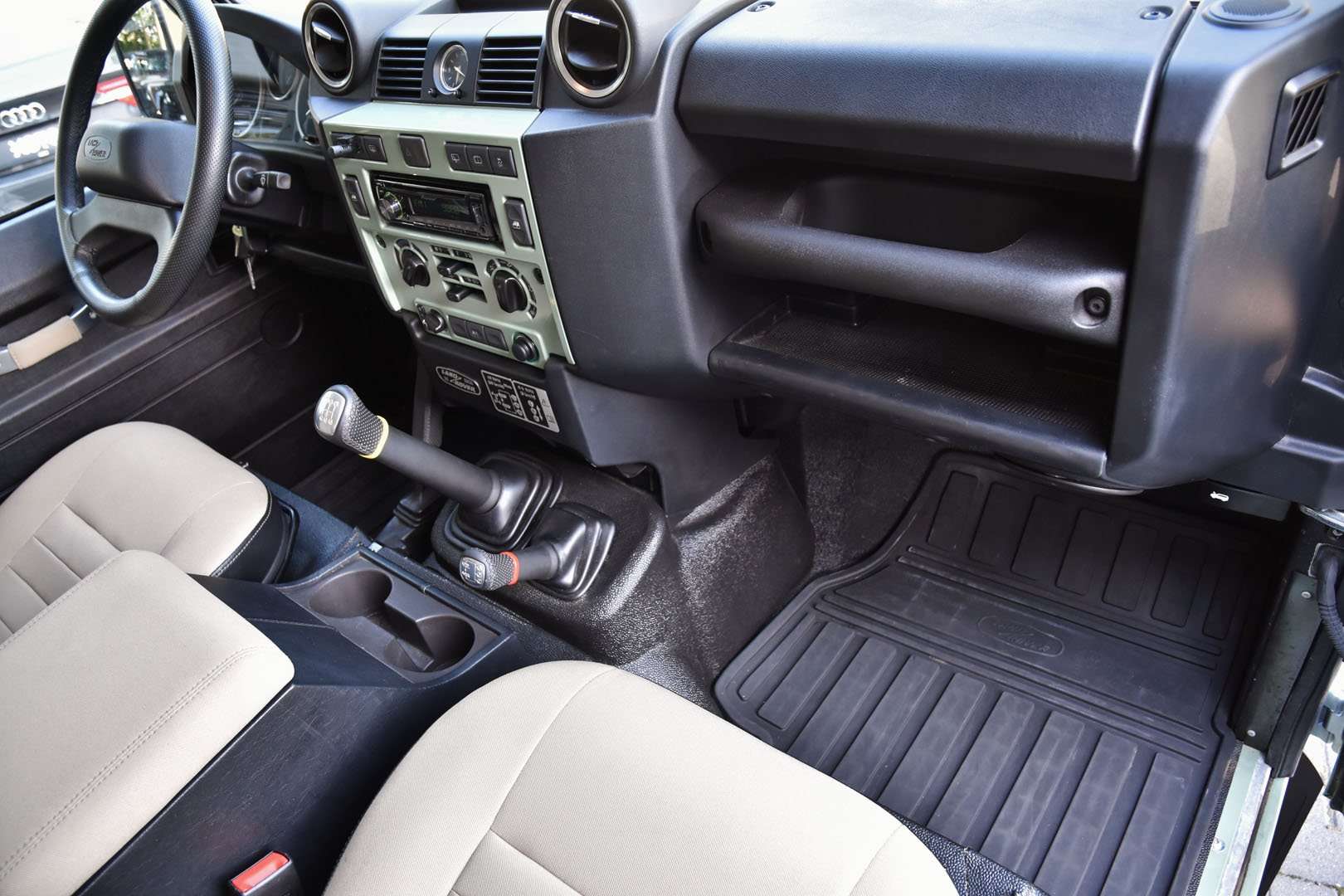 Land Rover Defender 90 - 13