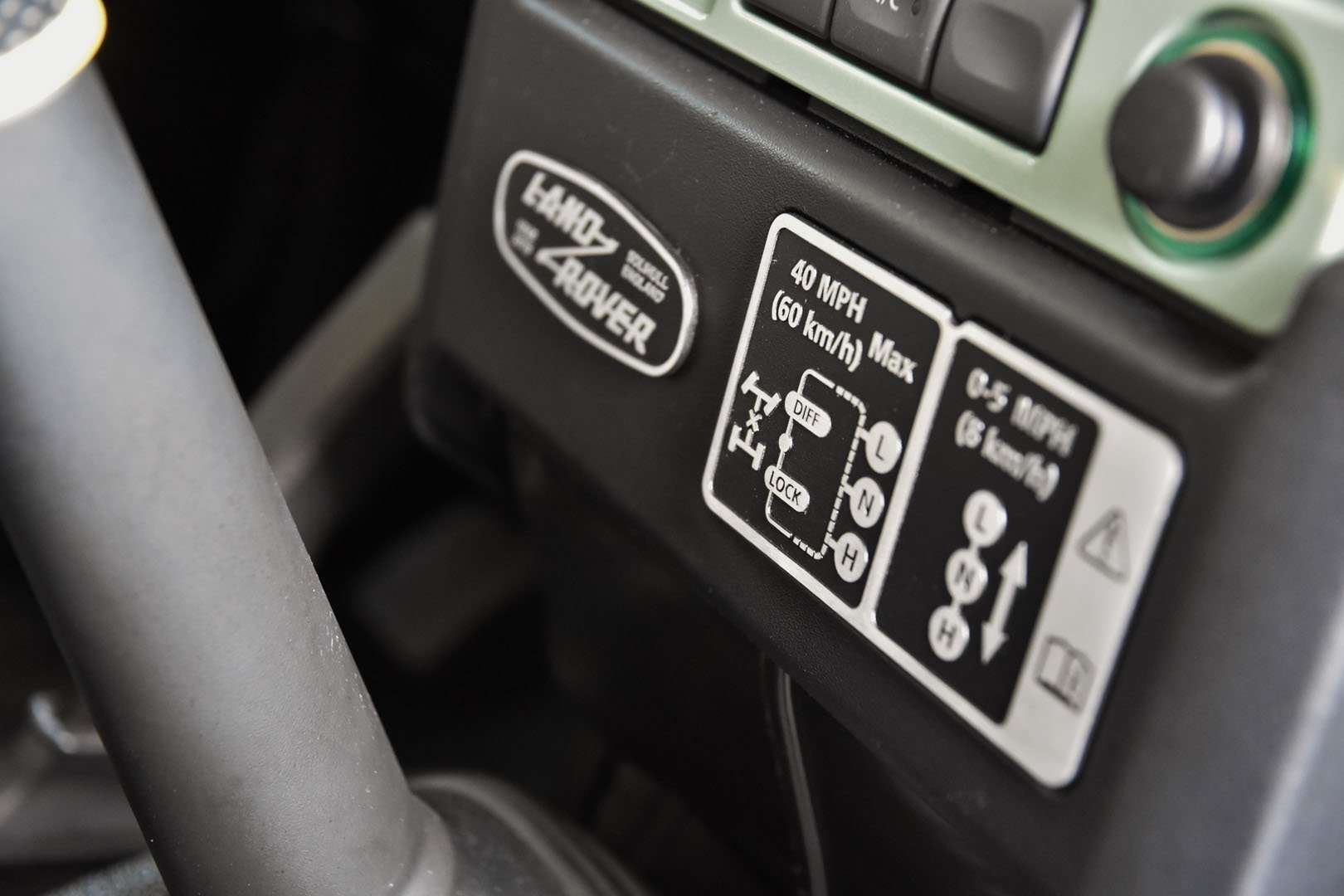 Land Rover Defender 90 - 24