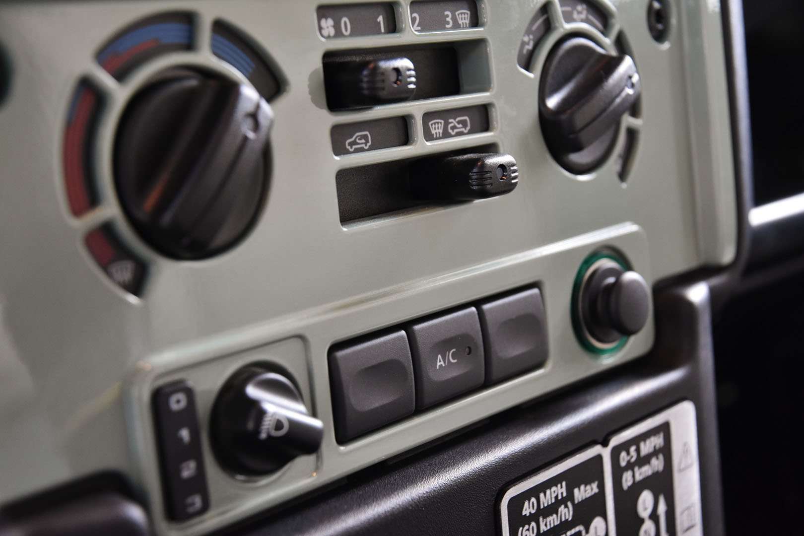Land Rover Defender 90 - 26