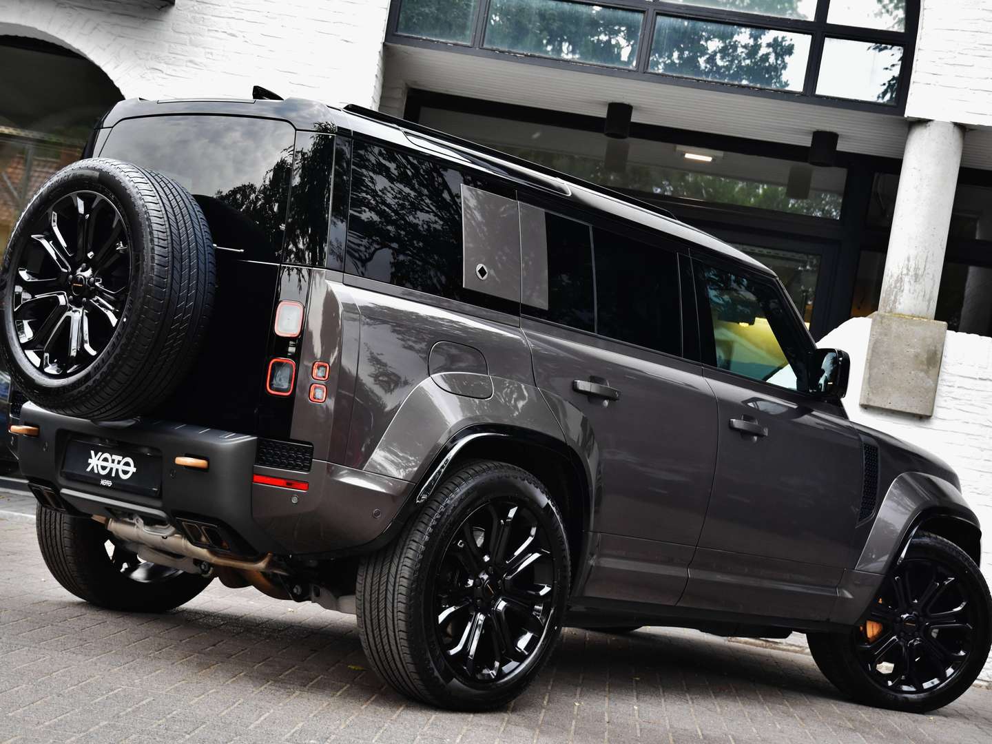 Land Rover Defender 110 - 8