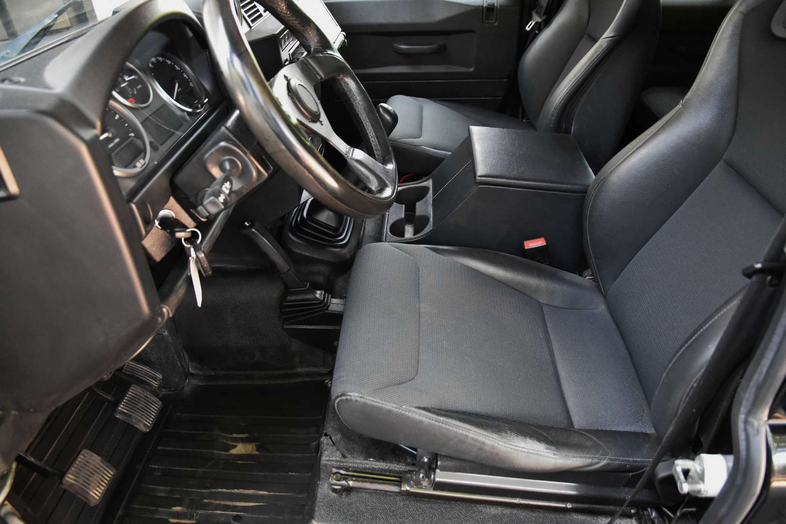 Land Rover Defender 130 - 5