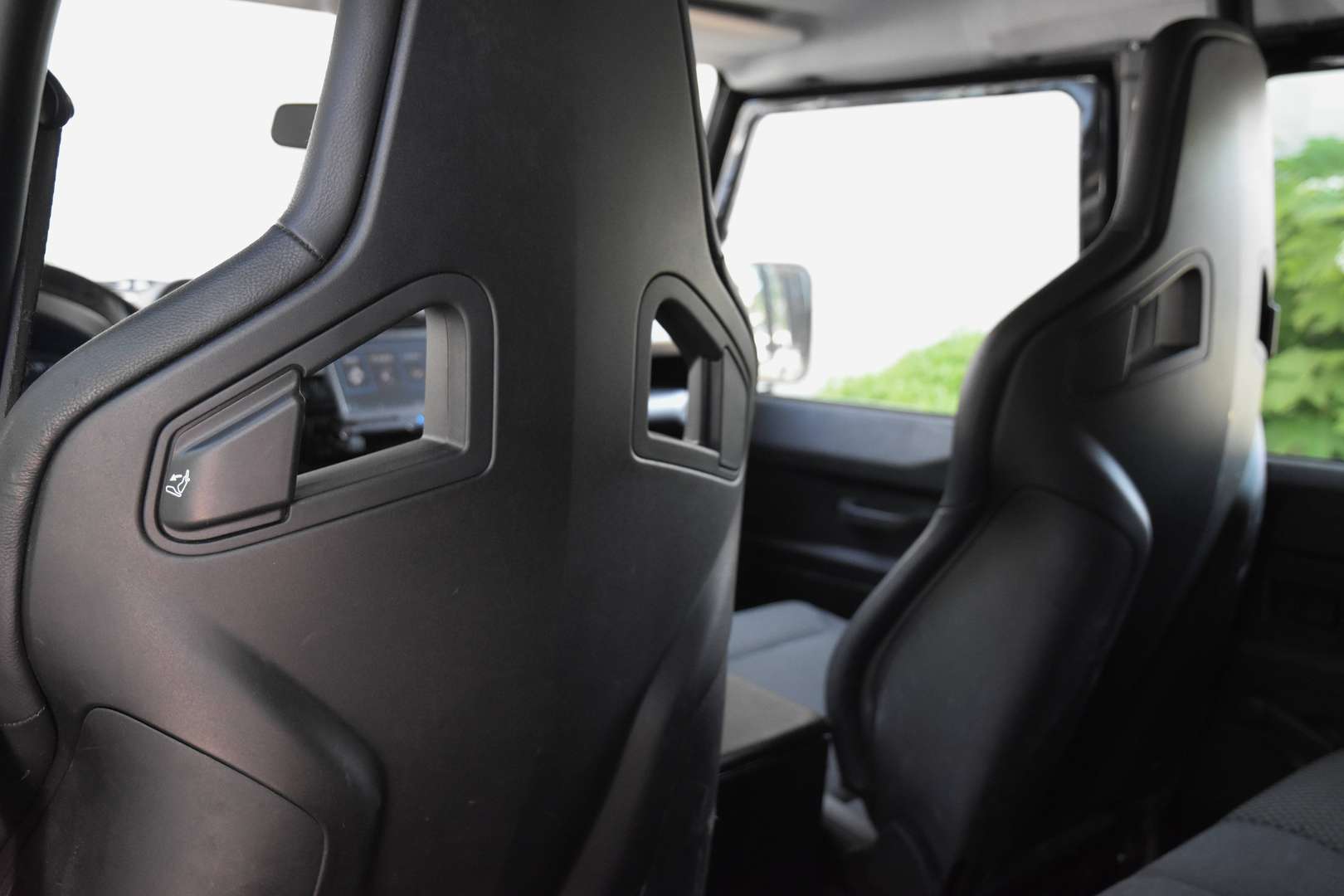 Land Rover Defender 130 - 25