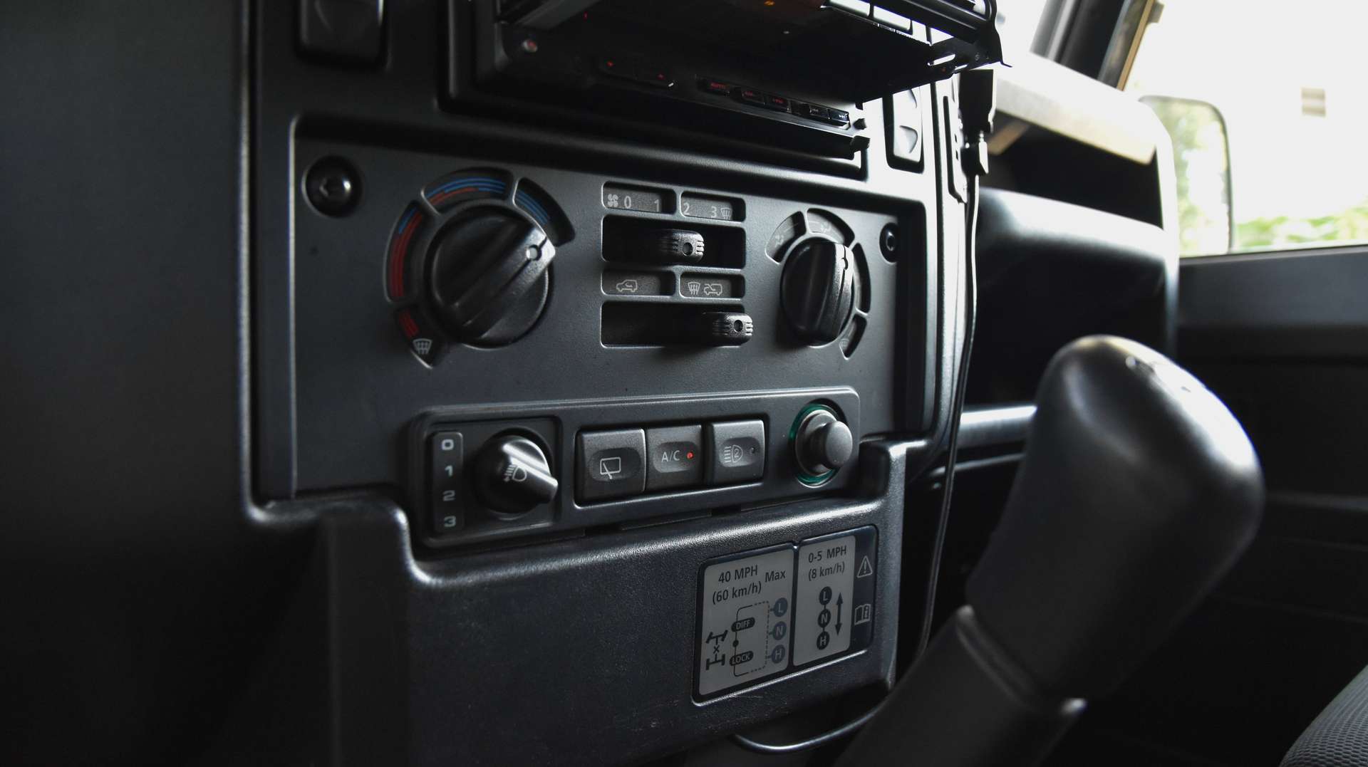Land Rover Defender 130 - 27